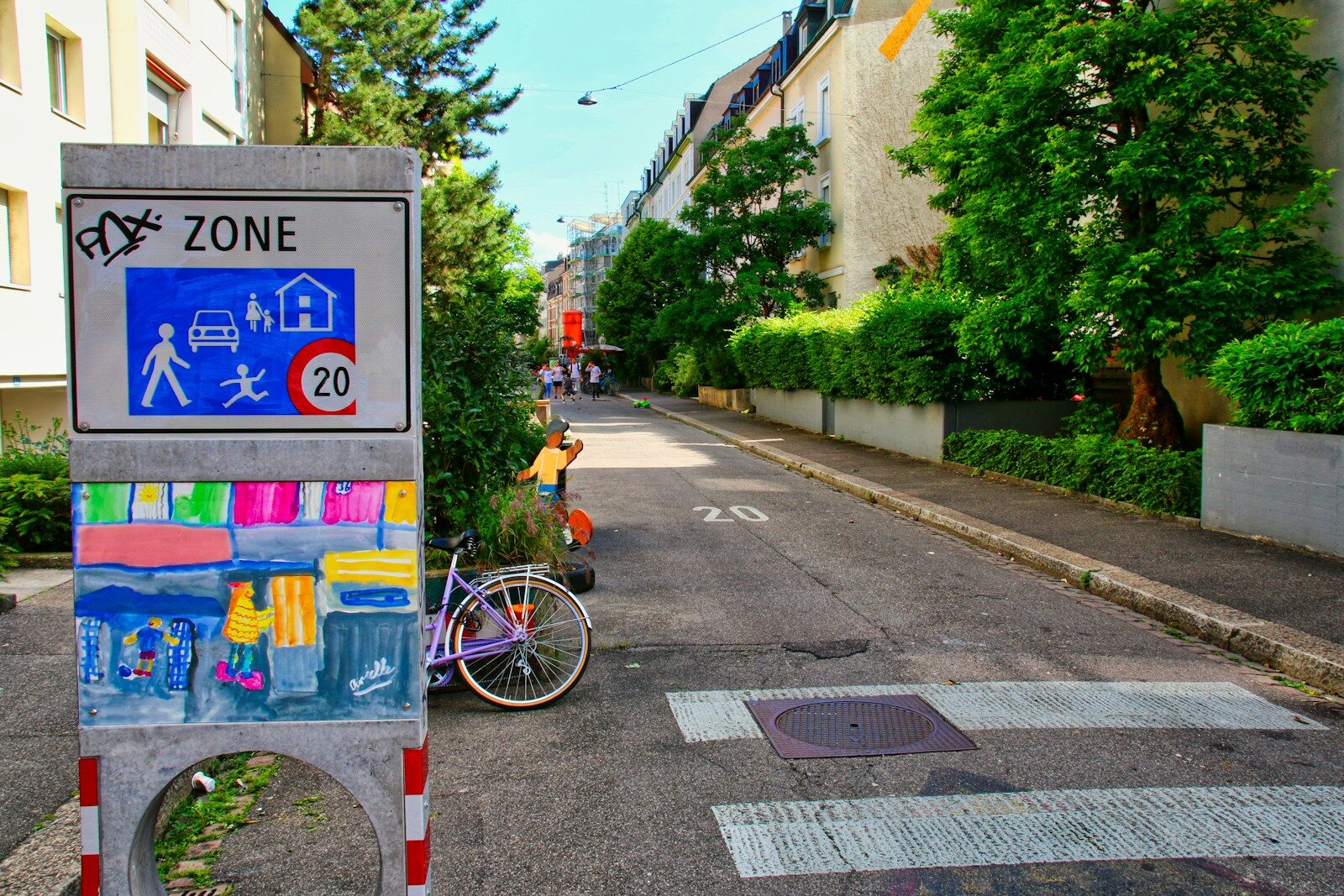 Wohnquartierstrasse mit Tempo-20-Schild und Kreidebildern